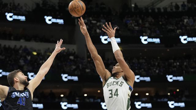 字母哥vs独行侠集锦 狂轰48+6+10屡屡强攻篮下不惧对抗好不热闹