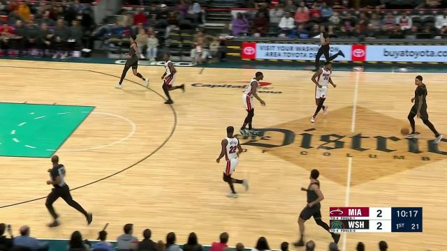 开场状态不错！普尔连续跑动觅得良机 接传球轻松上篮手拿把攥