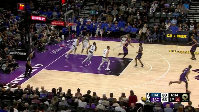 奇迹还在上演！ 欧文加足马力以一敌四完成上篮