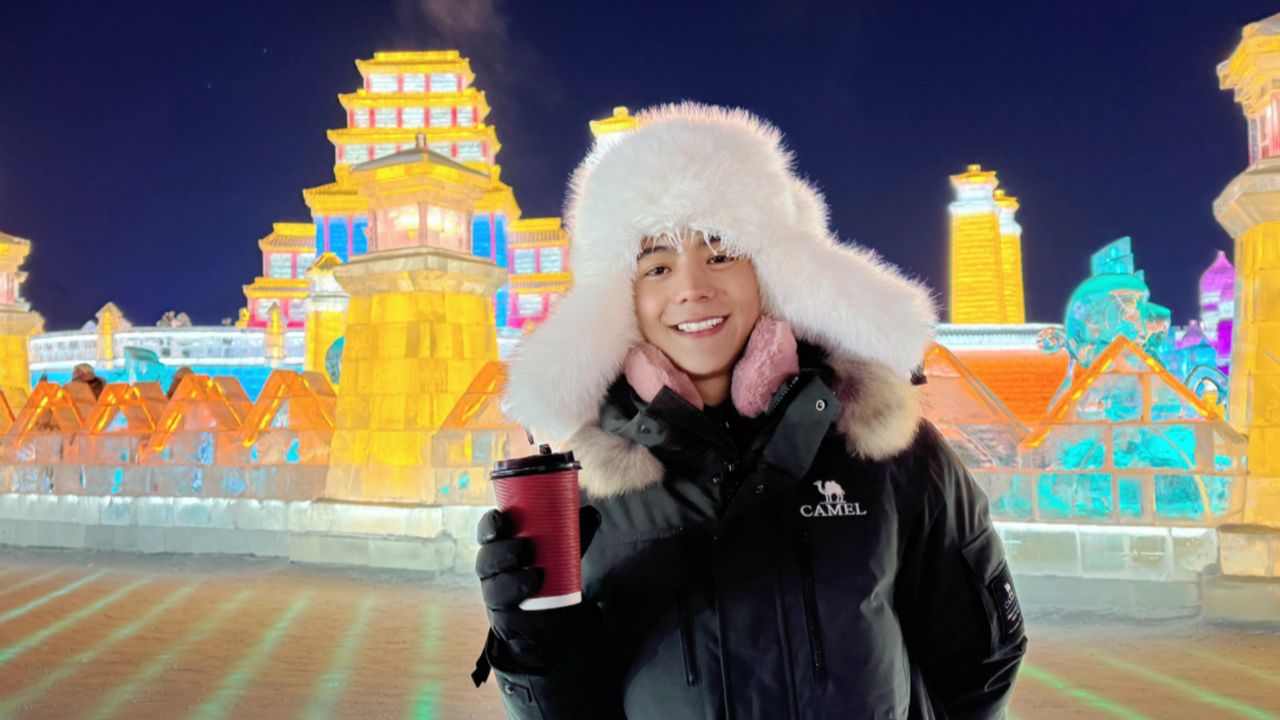 丁真陆仙人哈尔滨同框走秀,穿三层羽绒服骑马,自称高原小土豆