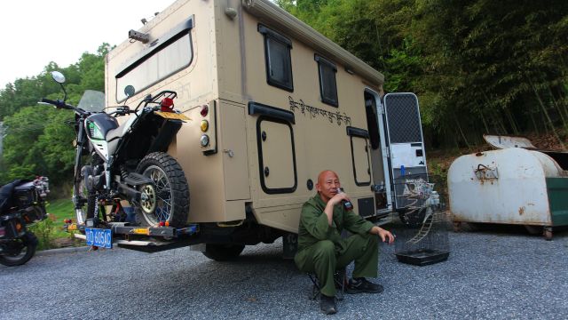 陕西卡车越野第一人曹伟:开着定制越野房车穿越安康,一路太惬意了