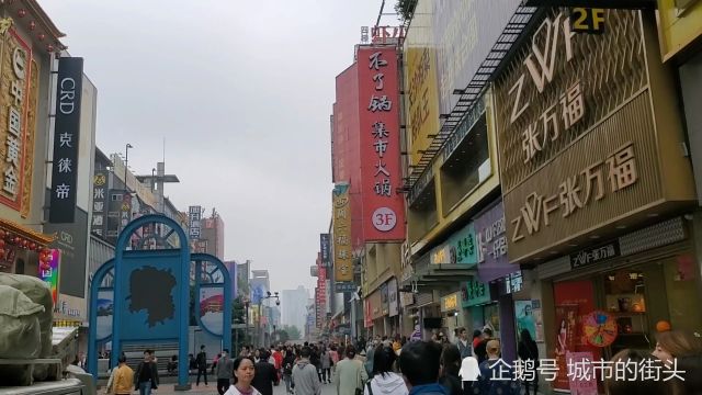 长沙市人气最旺的黄兴步行街,一条街上同品牌的饮品店有10多家,真牛