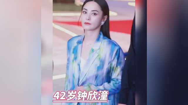 神颜#阿娇 出席活动,蓝色花纹套装又美又飒,42岁依然宛若少女,被称为神颜的女人,颜值果然不一般,她是你喜欢的女神吗?#娱乐圈 #美出高级感