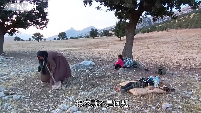 伊朗女人为躲避丈夫,带着瘫痪女儿逃亡