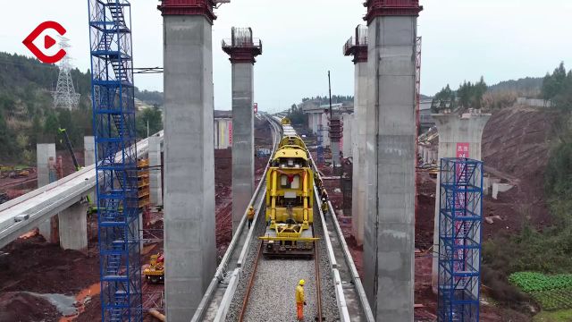 汉巴南铁路南充至巴中段正线铺轨今日完成