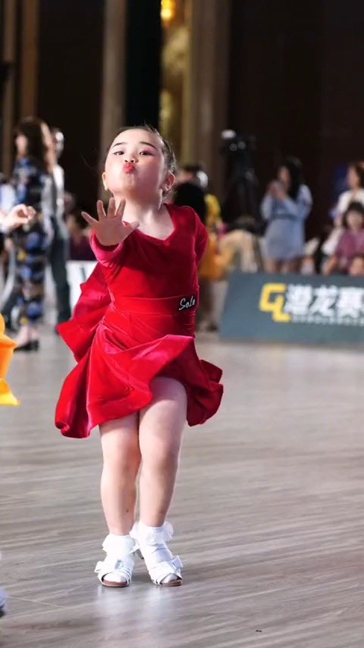 菡宝笑起来好可爱,不由自主的嘴角上扬拉丁舞mini辣目洋子舞蹈圈国标