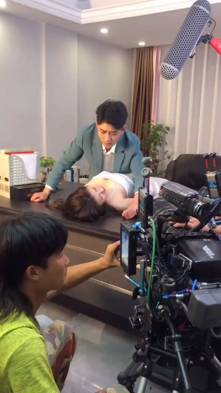 拍戏现场拍吻戏看一遍笑一遍