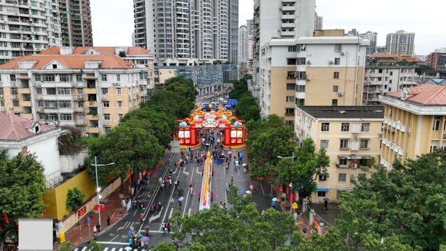 广州的江畔花市长龙太绝了!微雨中行花街别有一番独特年味