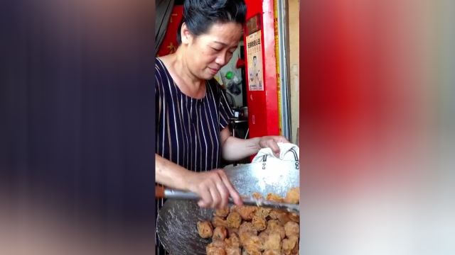 《潮汕反沙鸭蛋黄真的酥》鸭蛋裹着面粉油炸再用糖葱水炒干又香又脆下午茶不要错过!#潮汕美食#揭阳美食#地方特色美食#反沙咸蛋黄#潮汕零食