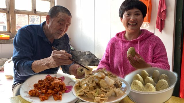 今日午饭,二米粥,白菜炖干豆腐,一碟小咸菜,生活简约不简单