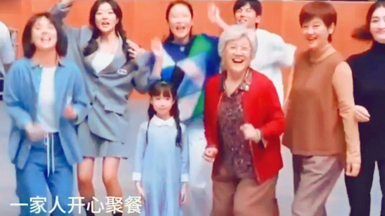 《烟火人家》大结局:终于甩掉两个软饭男,一家人聚餐合照好欢乐