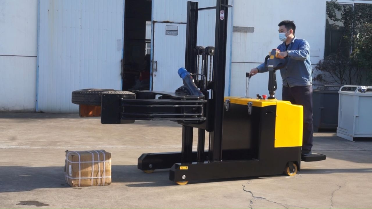 惠泽电动夹抱车使用寿命长,用行动证明,符合欧州标准