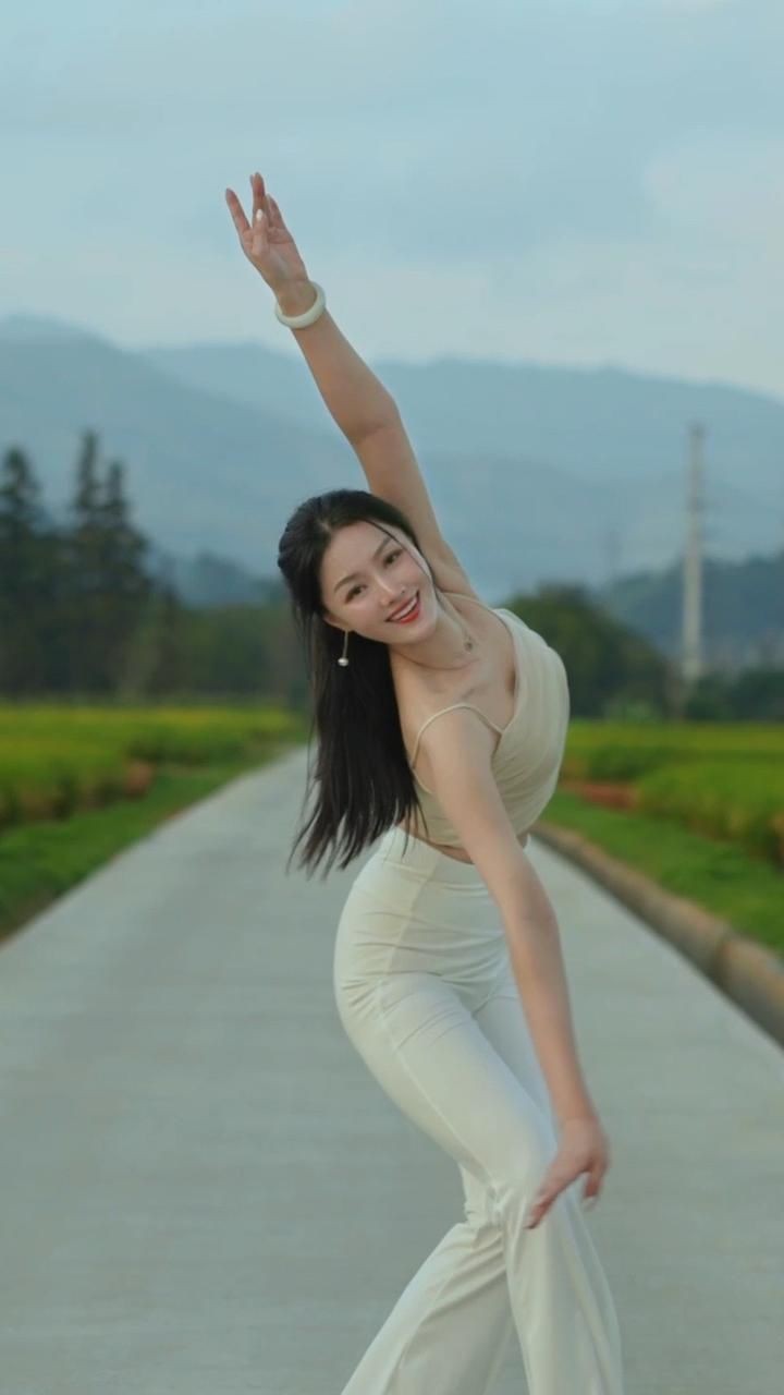 雯雯vivi: 天冷了,别耍酷,记得多穿衣#优美形体#大长腿#藏族舞#卓玛