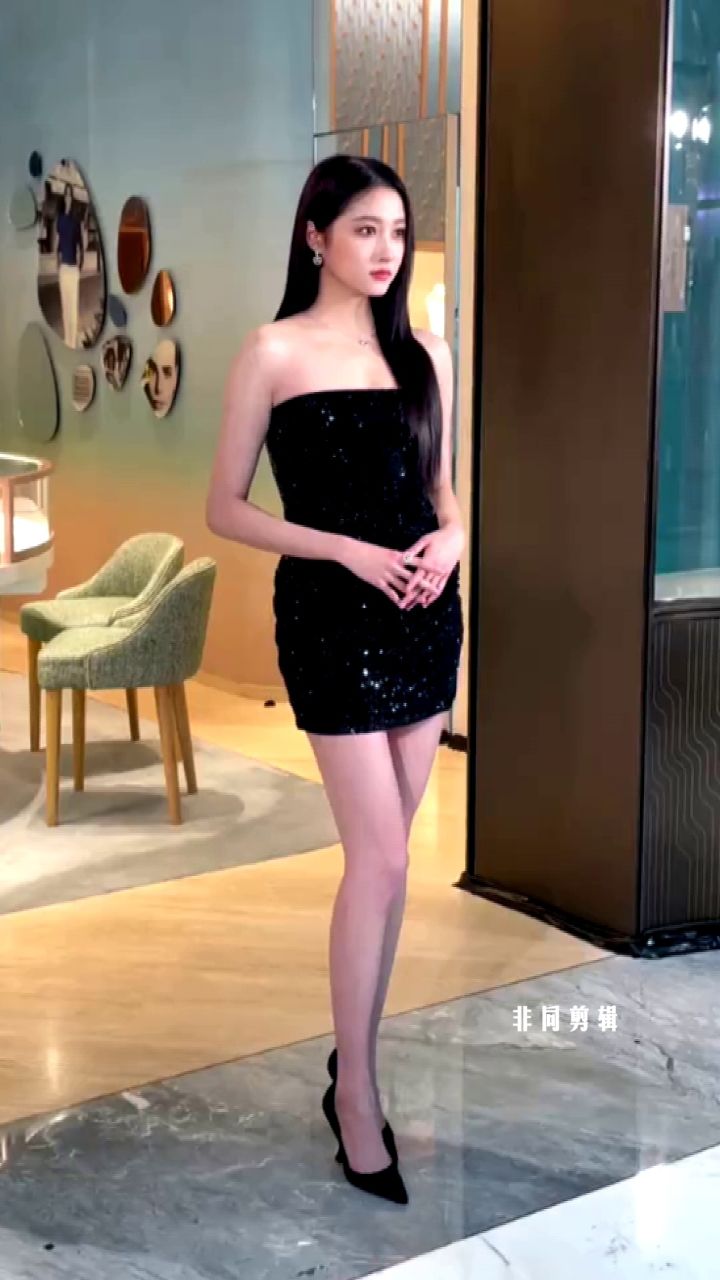 关晓彤:脸蛋和身材都不错