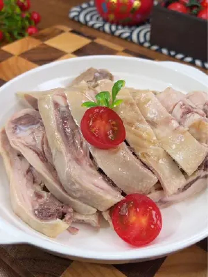 江浙地区非常有名的香糟鸡,选用半年以上的白鸡,手工腌制而成,皮脆