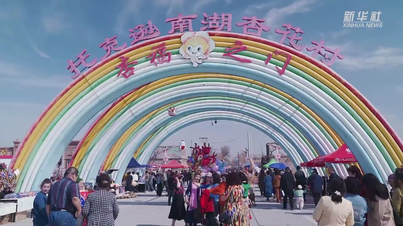 吐鲁番杏花迎春绽放 新疆"赏花经济"拉开序幕