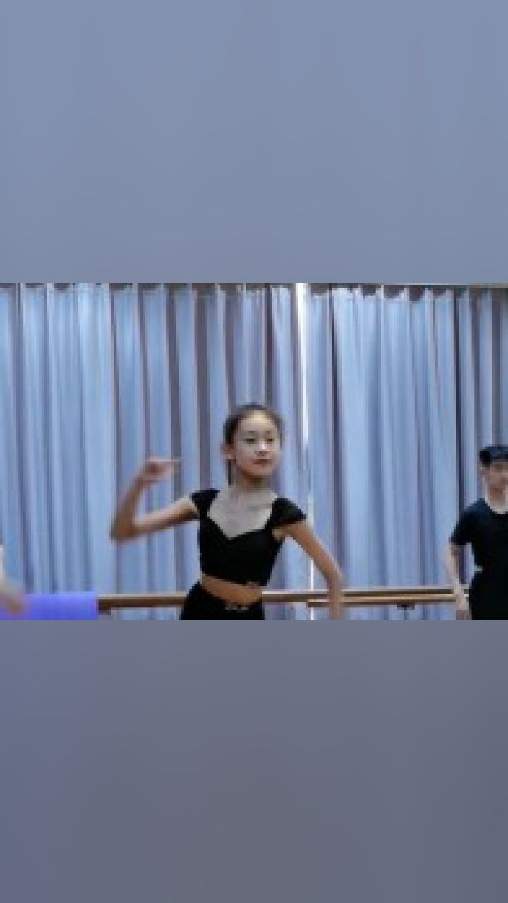 腿精许佳钰每天来上看看大长腿,目光远大,取长补短.