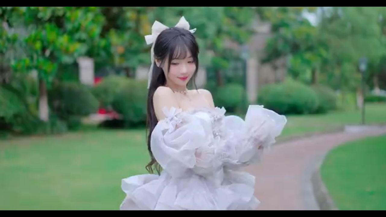 美女跳着跳着把衣服脱掉了？！_高清