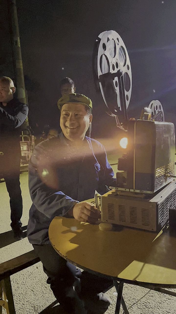 八十年代在村里放露天电影,小时候能看过露天电影的人都老啦!