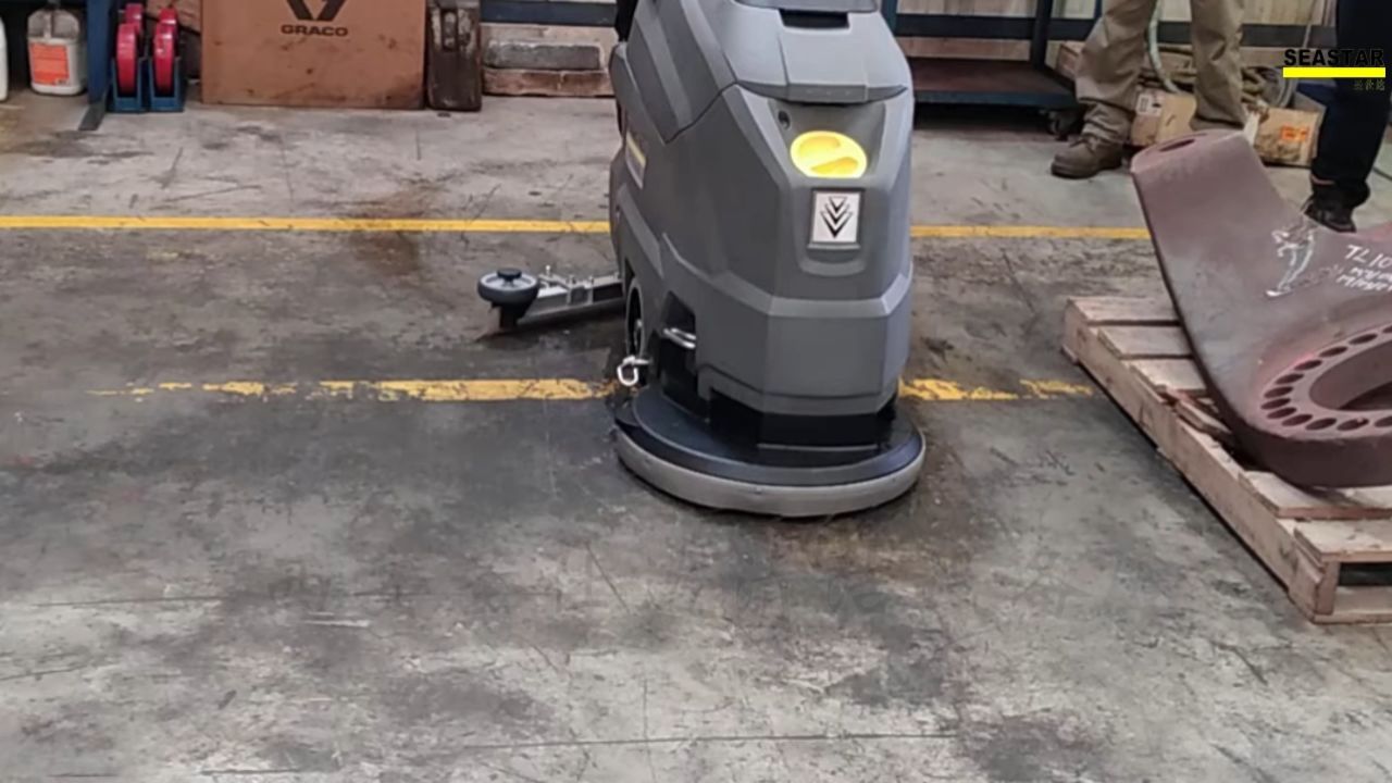 karcher卡赫洗地机bd50/50c是一款适用于工厂车间地面清洁的高效设备.