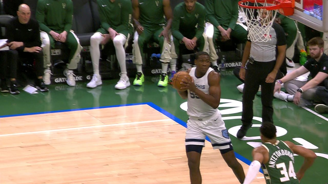 字母哥化身禁区守护神送出迎面