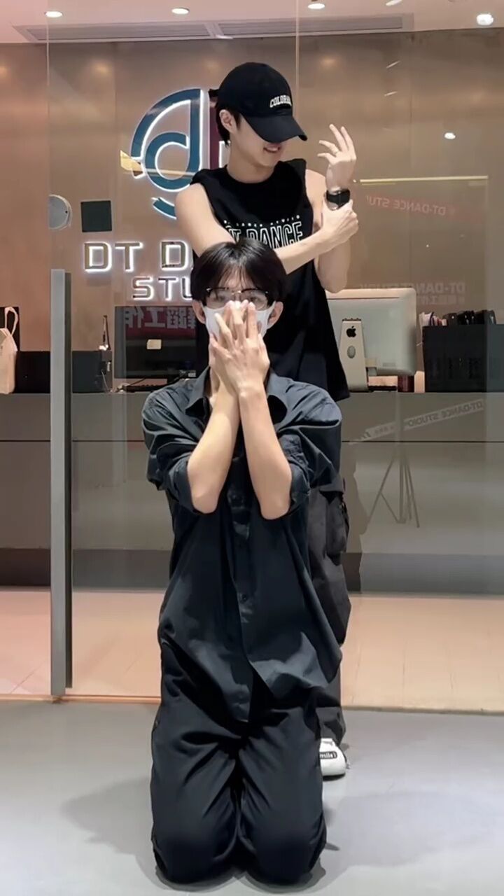 戴帽子的哥哥还是戴眼镜的弟弟呢#这才是猛男该跳的舞蹈 #金大铭编舞