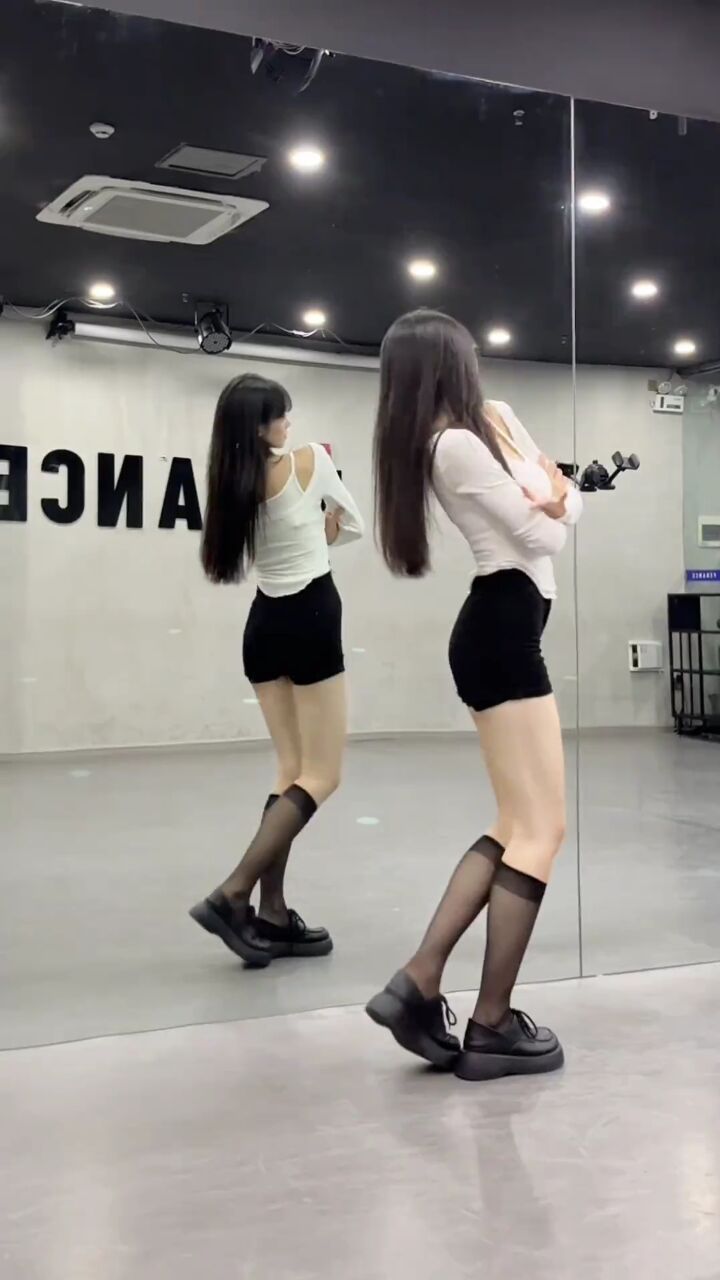 大长腿 #美女摇 #镜面舞蹈 #女性独舞 #舞蹈室跳舞 #舞蹈练习室