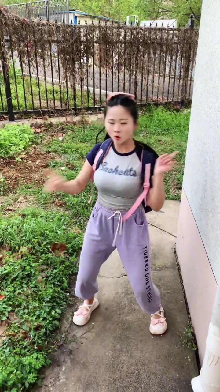 罗悠悠歌手舞蹈: 躲锚锚,祢们看吥见我吧!我的身高1米63.