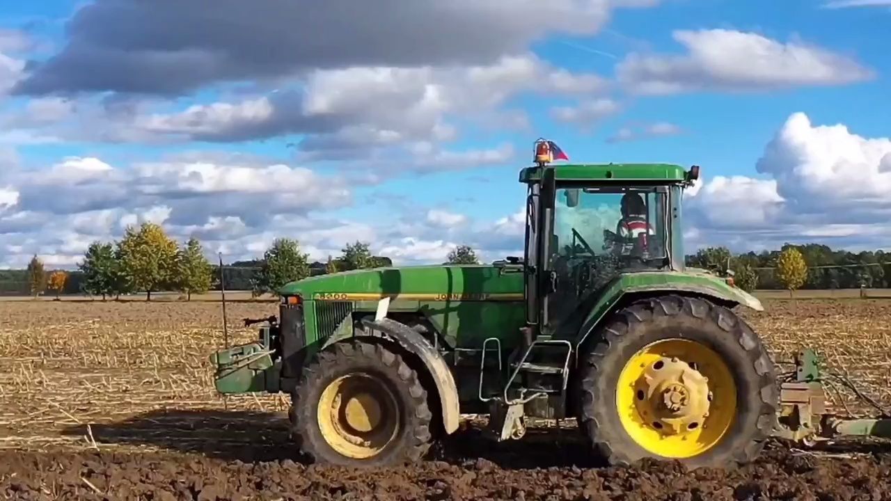 美国爱荷华州滑铁卢制造的约翰迪尔8210拖拉机185马力211升油箱.