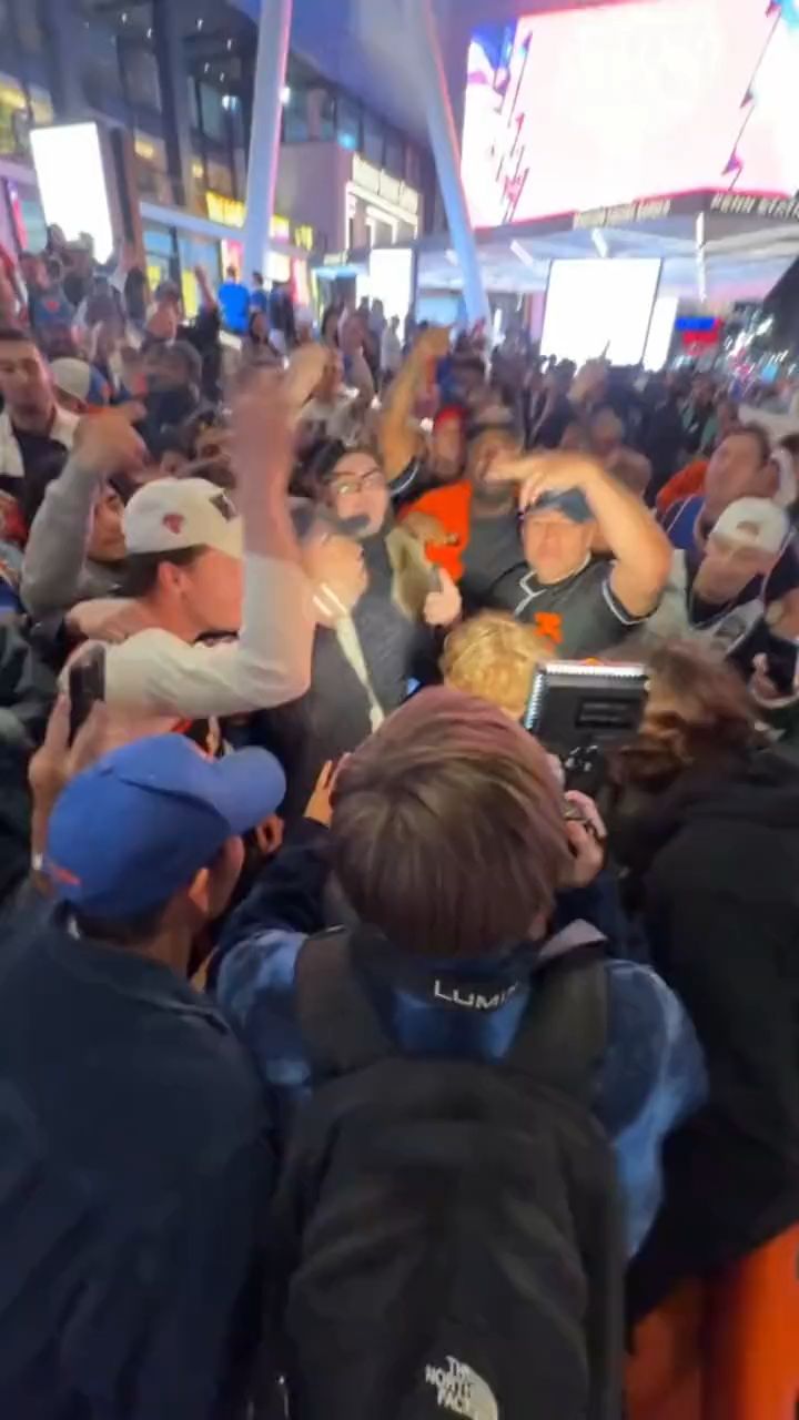 球迷在麦迪逊广场外庆祝纽约尼克斯球队大胜费城76人队,场外比场内更