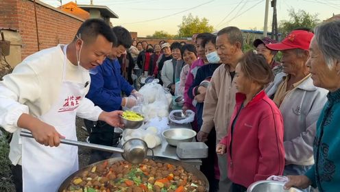 辽宁大石桥第二天，给村里老人做了一锅红焖肉丸子炖土豆，老人们非常开心