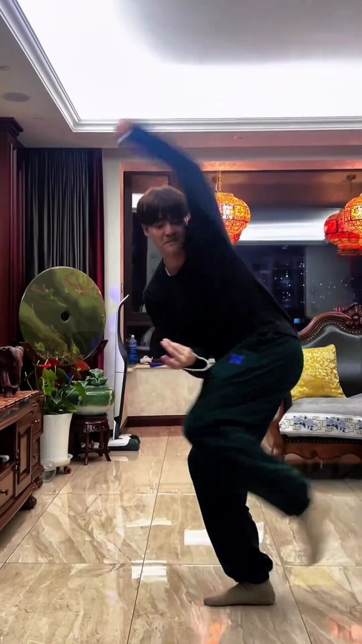 舞者刘福洋: 客厅舞协的.有人入会没?