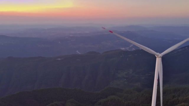 在风吹岭上面的风力发电场看一场日落吧,看太阳的余晖把整个大地山脉渲染起来. #好看的晚霞分享给喜欢的人 #属于秋天的颜色 #重庆旅游攻略 #日落 ...