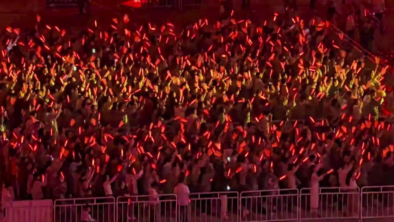 凤凰传奇北京演唱会鸟巢现场版,全体起立,6万人大合唱,最炫民族风#最