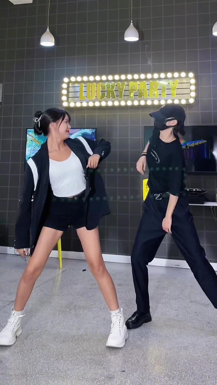 后面的小姐姐把我看害羞了#失眠的夜舞蹈派对#失眠