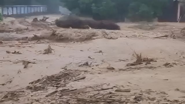 广西岑溪突发洪水致1人失联,居民:积水没过车轮,当晚已停电