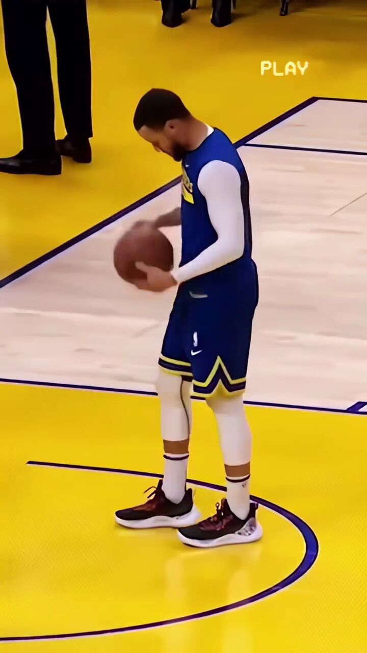 库里运球脱手秒发现是地板出现了问题#库里 #铁铁的nba原创