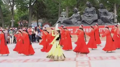 王瑜老师团队女舞《甜蜜》石河子军垦广场