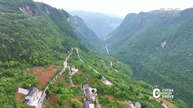 瞰中国|湖北巴东:盘山公路十八弯 宛如巨龙绕山间