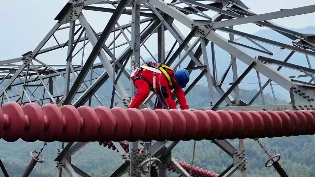 网格化、无人机、多专业自主巡检;智能激光清障仪清除隐患…一同感受电力科技发展的强劲动力