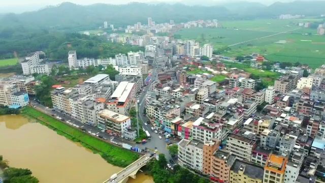 航拍粤西罗江上游山区小镇茂名化州合江镇