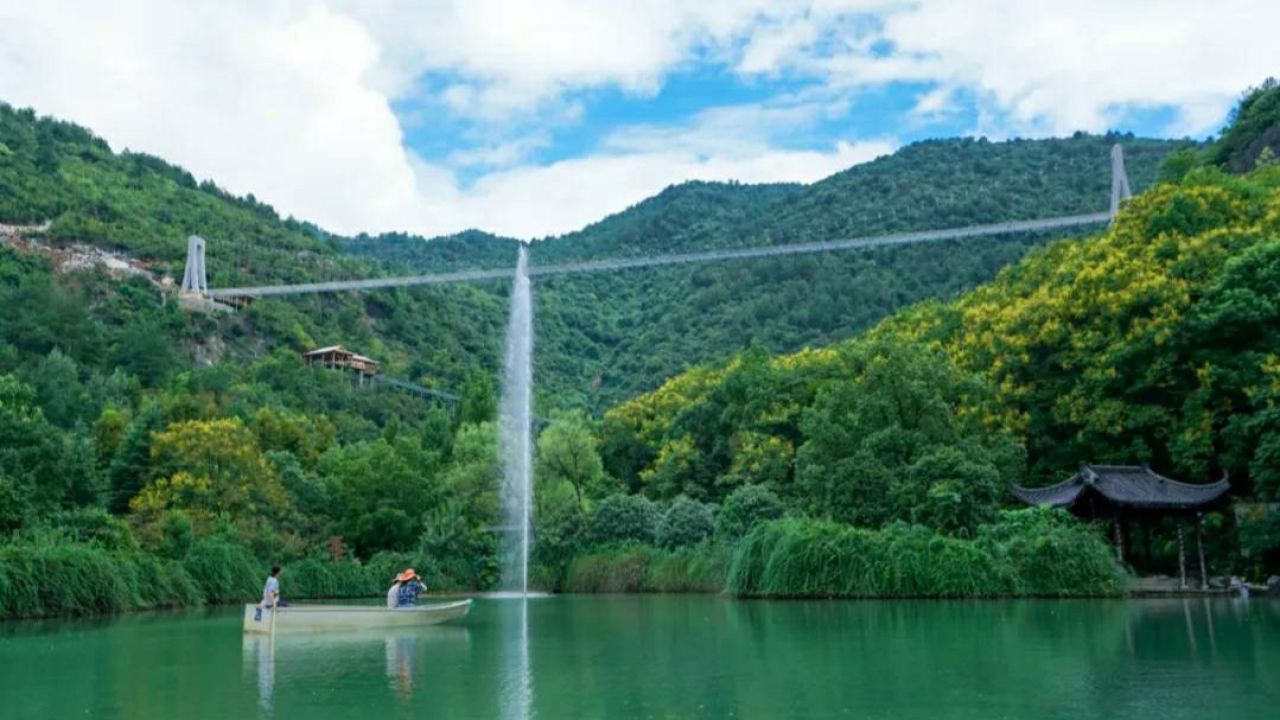 桐庐垂云通天河,是巖溶地下暗河,形成的典型喀斯特地貌,坐小船在洞中