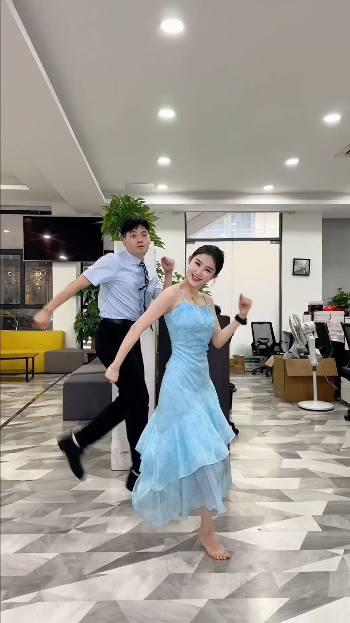 潇洒的厂长厂花工作娱乐两不误带上同事一起抖音再也不敢光脚跳舞了