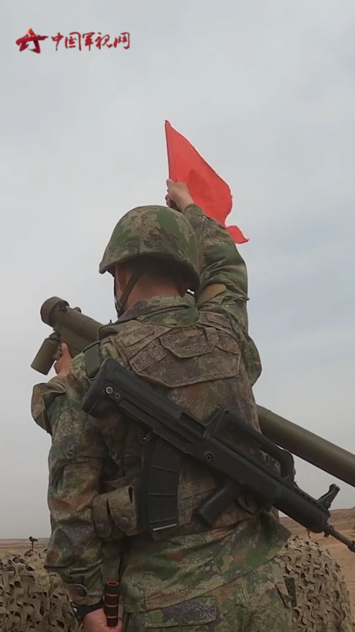 双发齐射!看便携式地空导弹精准命中来袭目标