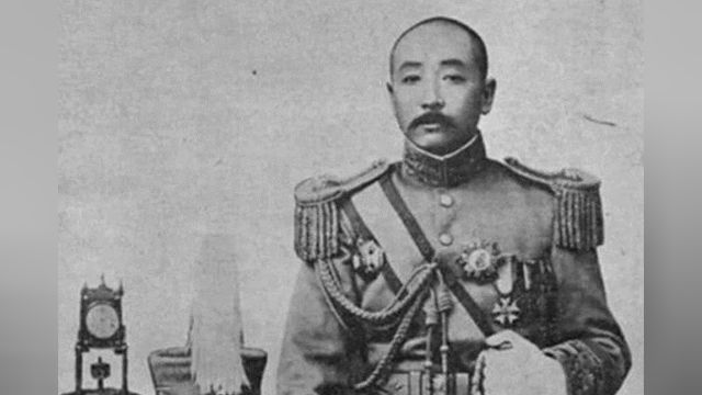 1889年,日本颁布《大日本帝国宪法》,天皇独揽大权