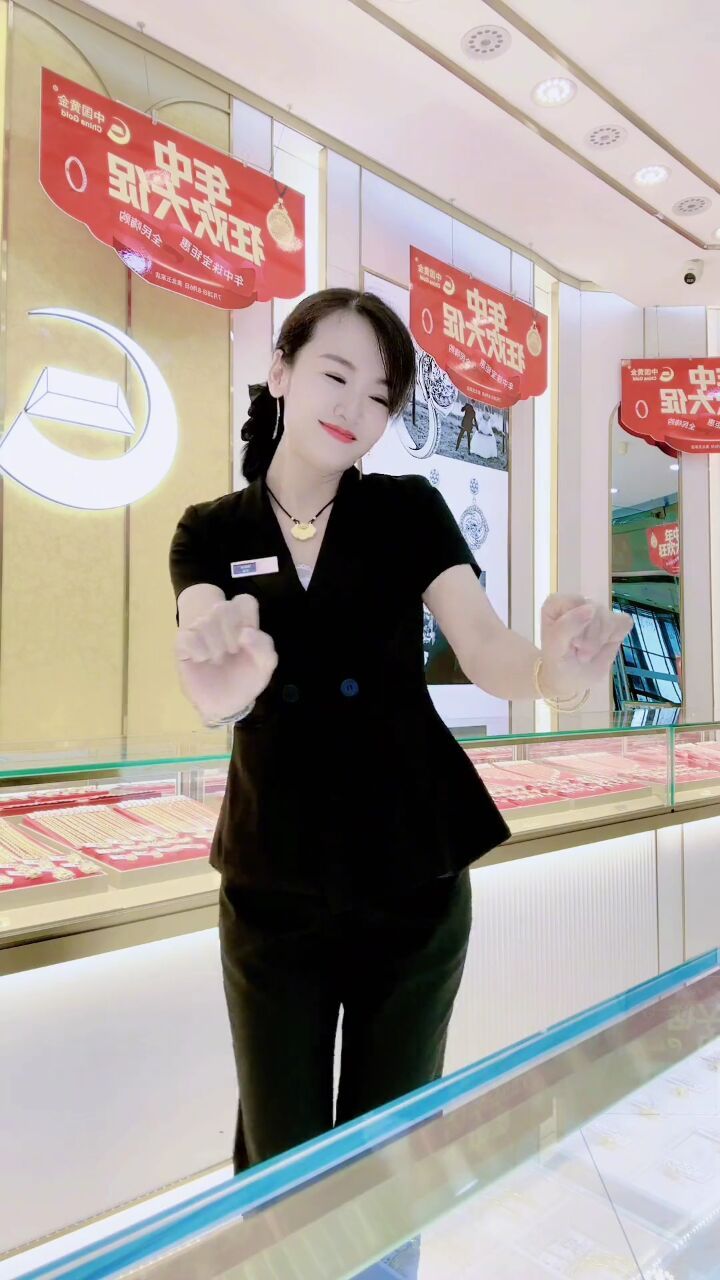 摩托来喽,就是有点费腰#戏精上线 #摩托摇 #有趣的灵魂