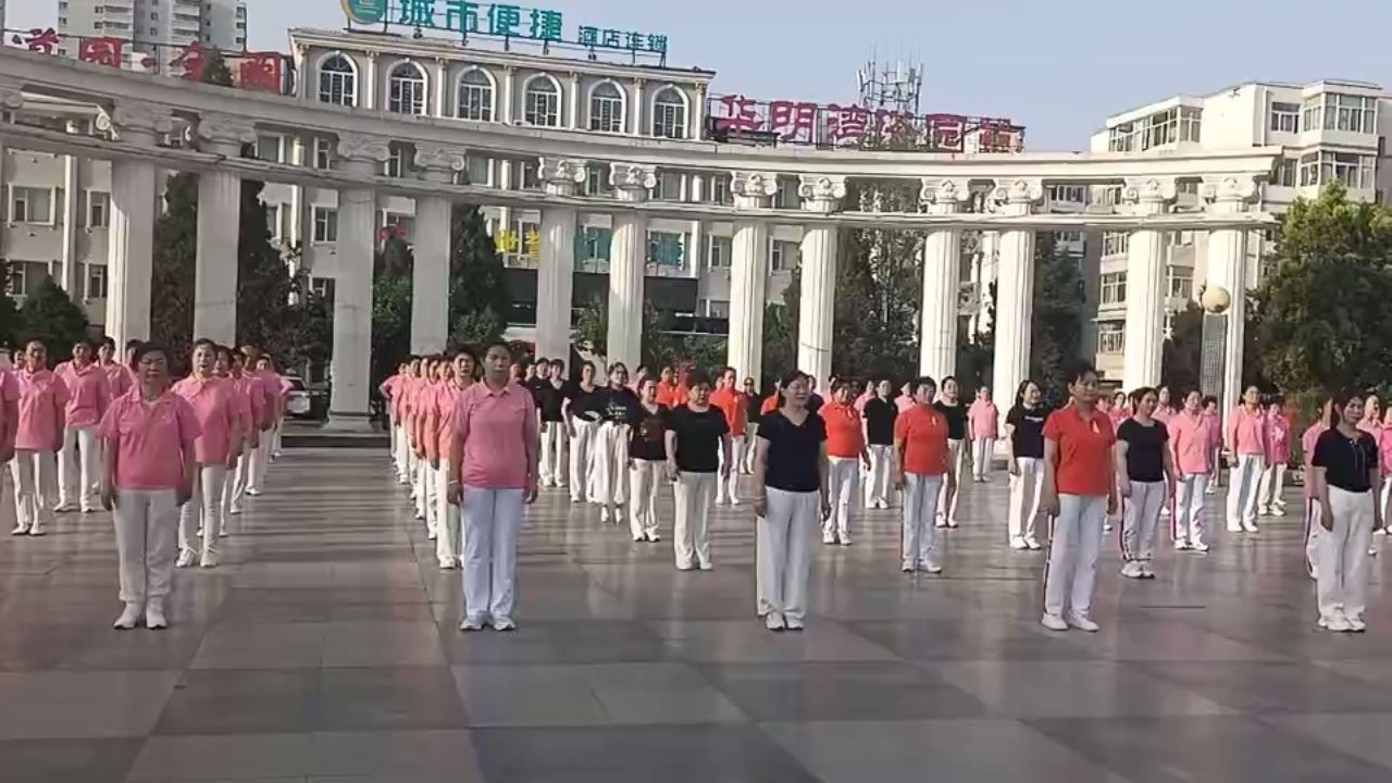 二0二四年五月十八号太原市小店区伞头秧歌协会舞蹈队参加太原市首届