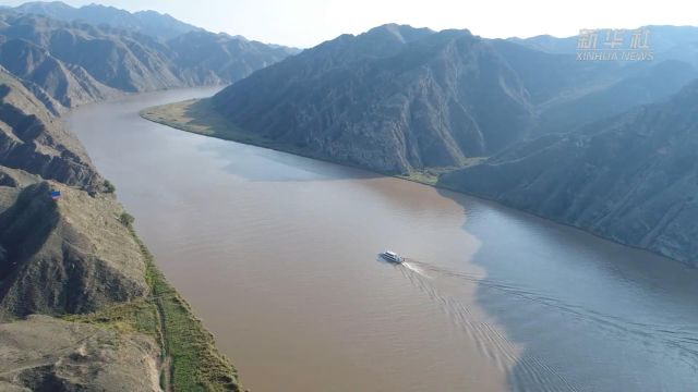 泛舟黄河 看贺兰山风景如画