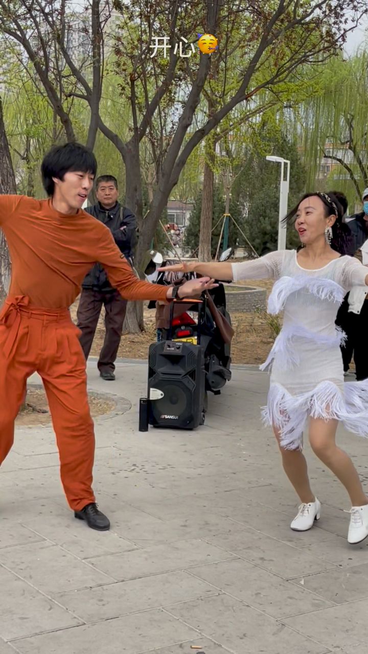 帅哥美女舞姿优美