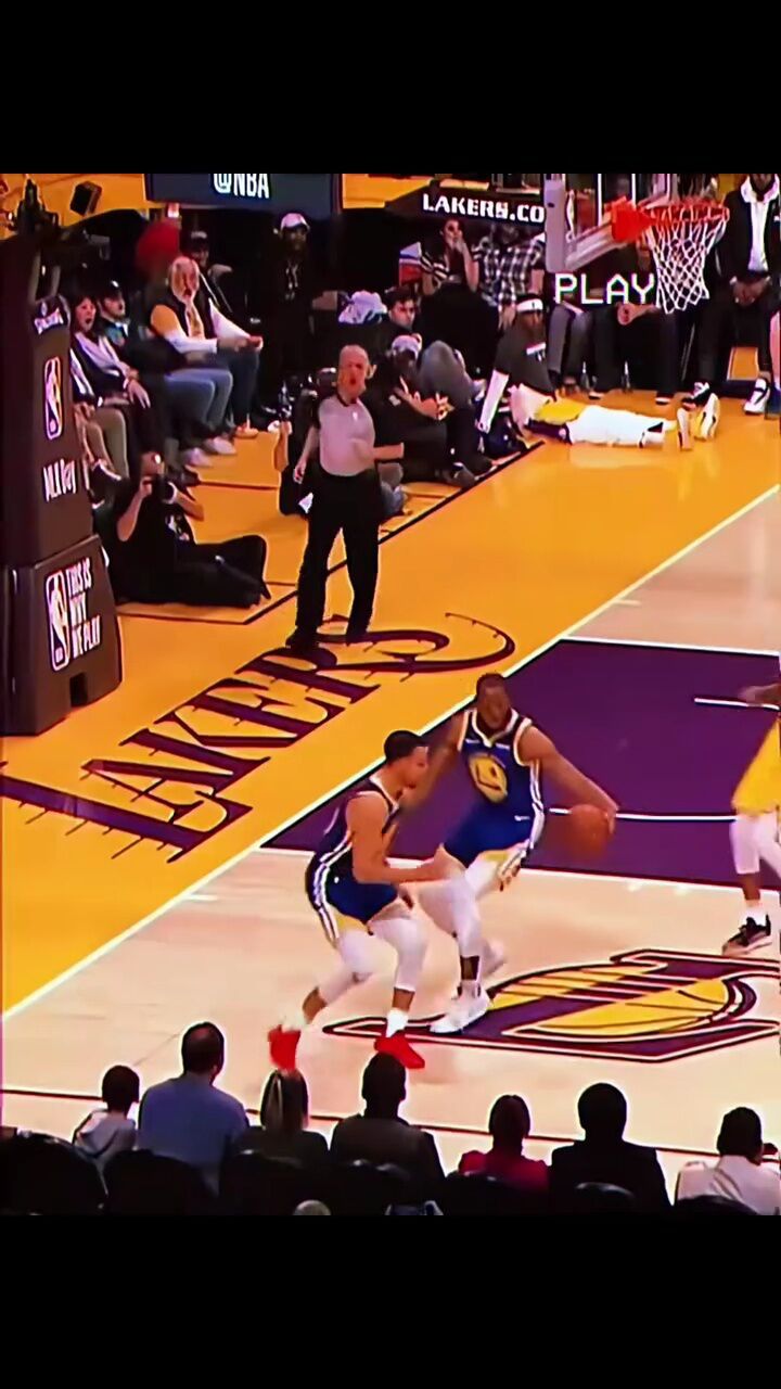 库里上篮滑倒后甩狙命中三分,库里:三分才是我的主场!